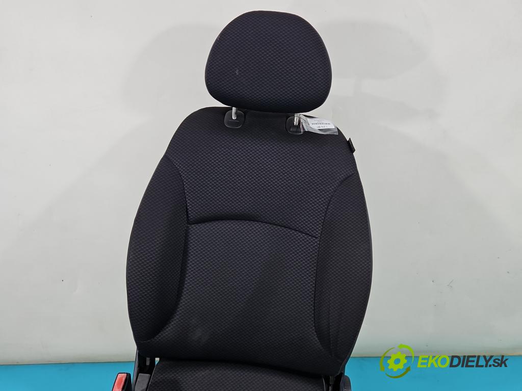Fiat Stilo 1.9 jtd 116 HP manual 85 kW 1910 cm3 5- Sedačka ľavý  (Sedačky, sedadlá)