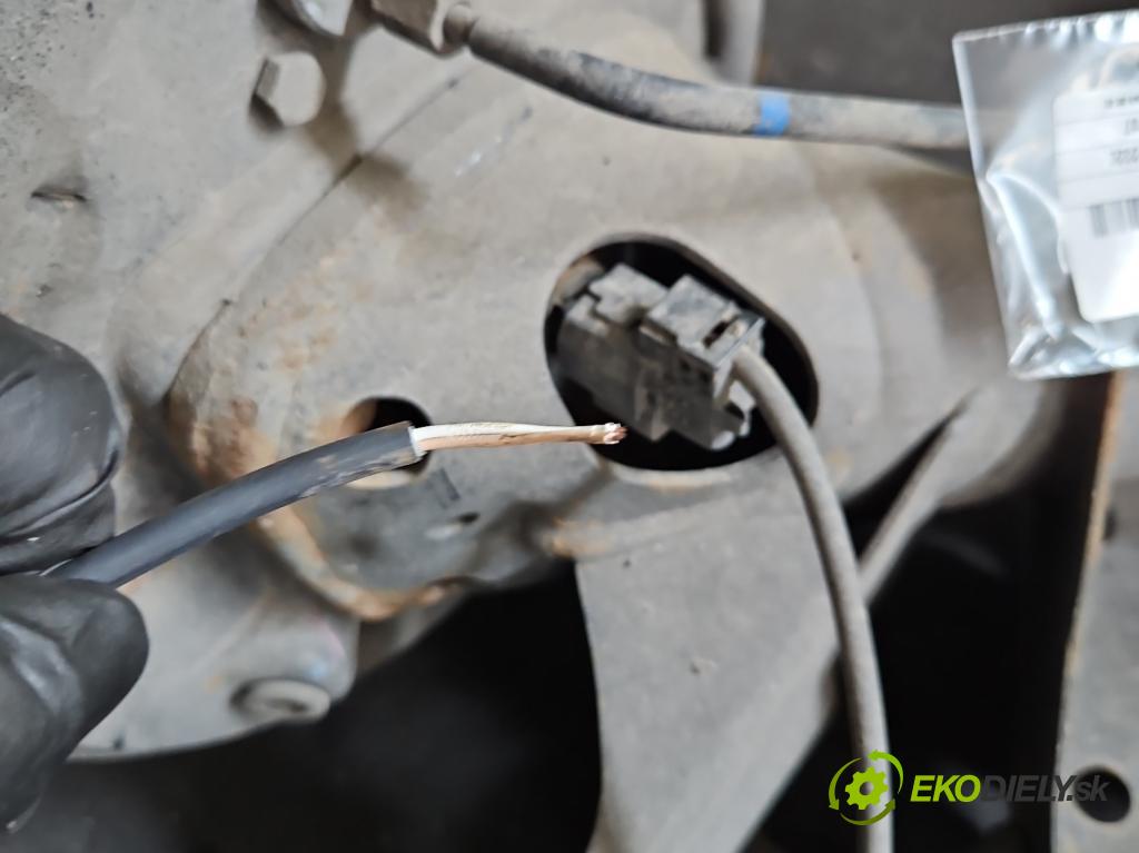 Toyota Yaris III 2011-2020 1.5 VVTi 111KM manual 82 kW 1496 cm3 5- zadní výztuha  (Výztuhy zadní)