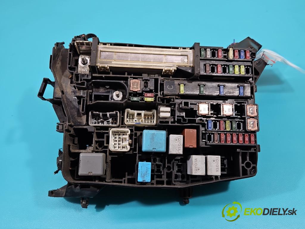 Toyota Avensis III T27 2009-2018 2.2 D4D 150 hp manual 110 kW 2231 cm3 4- skříňka pojistková  (Pojistkové skříňky)