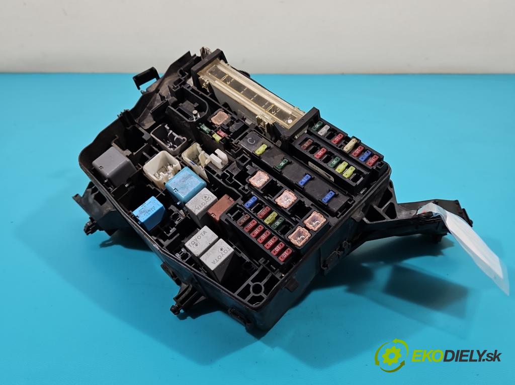 Toyota Avensis III T27 2009-2018 2.2 D4D 150 hp manual 110 kW 2231 cm3 4- skříňka pojistková  (Pojistkové skříňky)