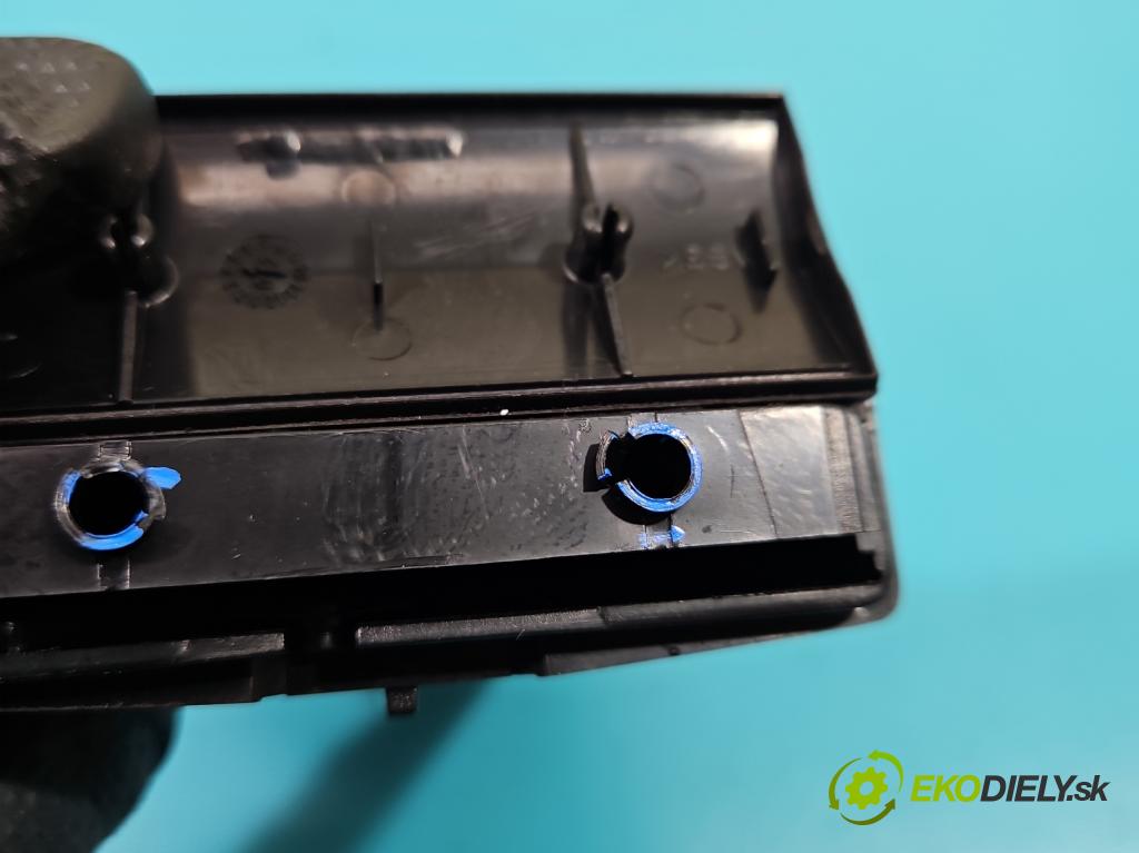 Seat Leon I 1999-2005 1.6 16v 105 HP manual 77 kW 1598 cm3 5- Rukojeť: na nápoje:  (Úchyty, držiaky na nápoje)