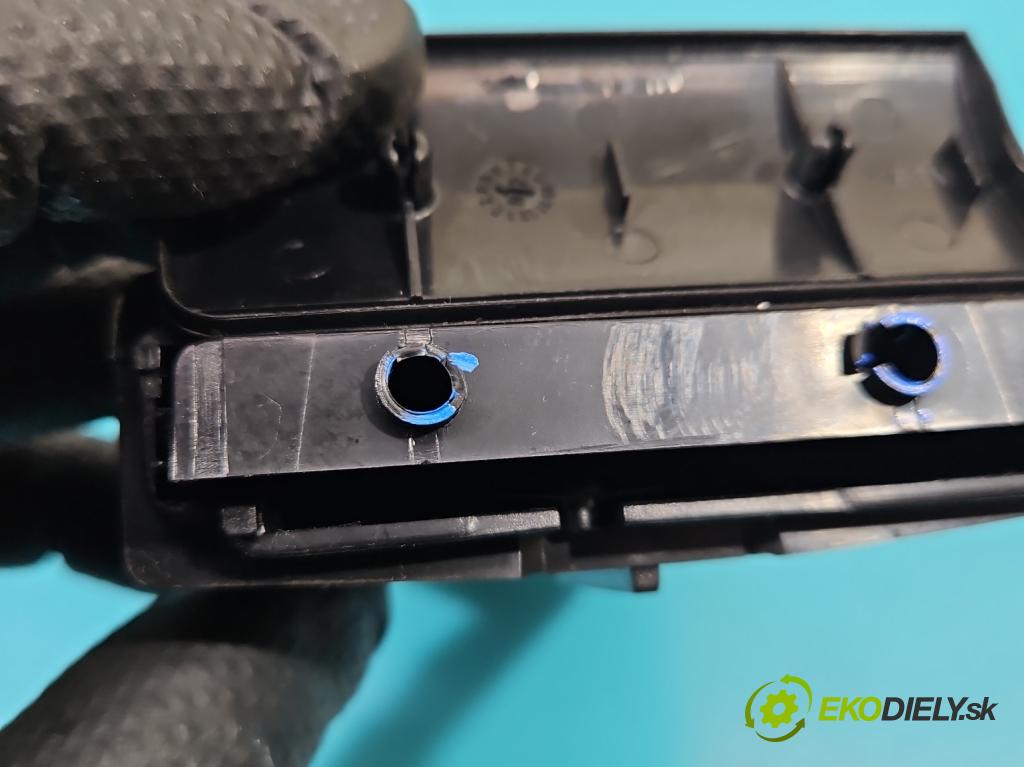 Seat Leon I 1999-2005 1.6 16v 105 HP manual 77 kW 1598 cm3 5- Rukojeť: na nápoje:  (Úchyty, držiaky na nápoje)