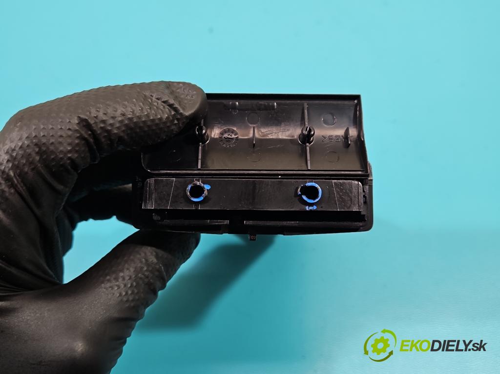 Seat Leon I 1999-2005 1.6 16v 105 HP manual 77 kW 1598 cm3 5- Rukojeť: na nápoje:  (Úchyty, držiaky na nápoje)