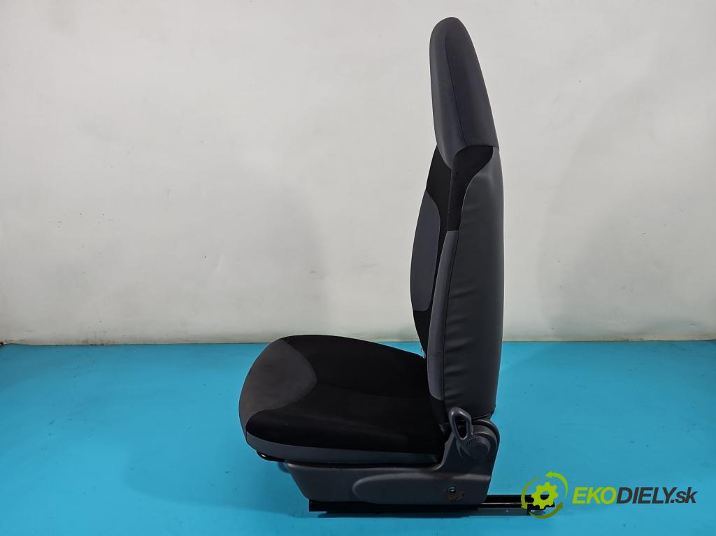 Peugeot 107 1.0b 68 HP manual 50 kW 998 cm3 3- Sedačka pravý  (Sedačky, sedadlá)