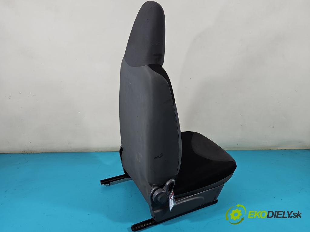 Peugeot 107 1.0b 68 HP manual 50 kW 998 cm3 3- Sedačka pravý  (Sedačky, sedadlá)