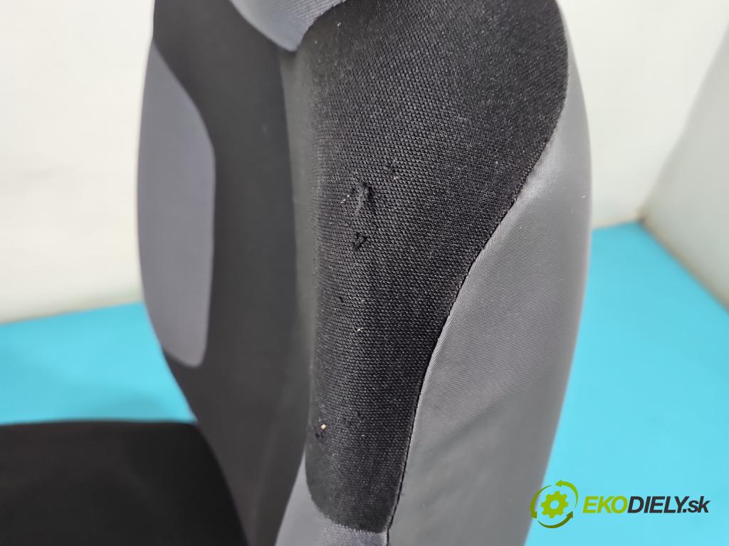 Peugeot 107 1.0b 68 HP manual 50 kW 998 cm3 3- Sedačka pravý  (Sedačky, sedadlá)