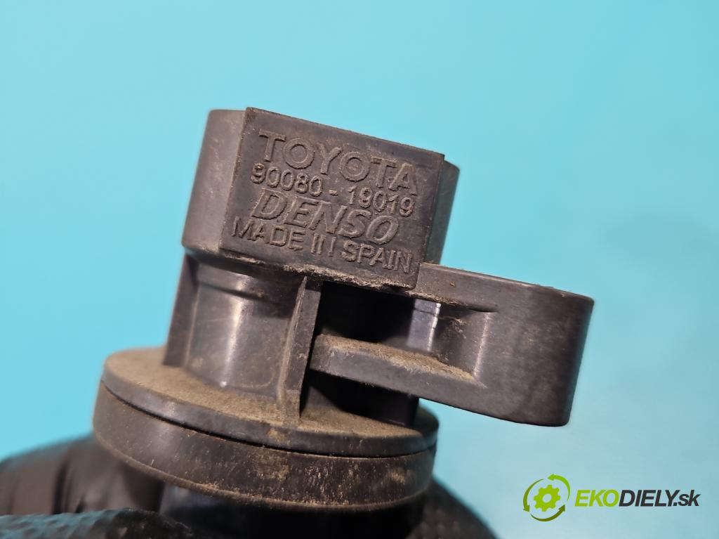 Peugeot 107 1.0b 68 HP manual 50 kW 998 cm3 3- cievka zapaľovacia 90080-18019 (Zapaľovacie cievky, moduly)