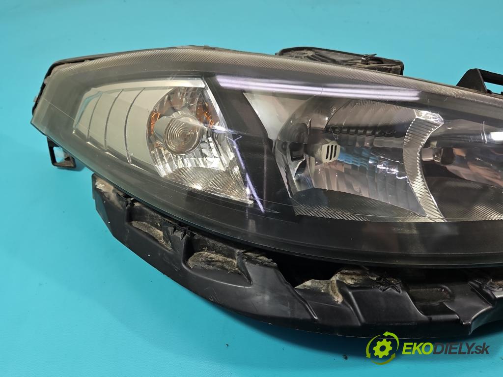 Renault Laguna II 2001-2007 1.9 dci 110 HP manual 81 kW 1870 cm3 5- Reflektor: pravý 8200481197 (Pravé)