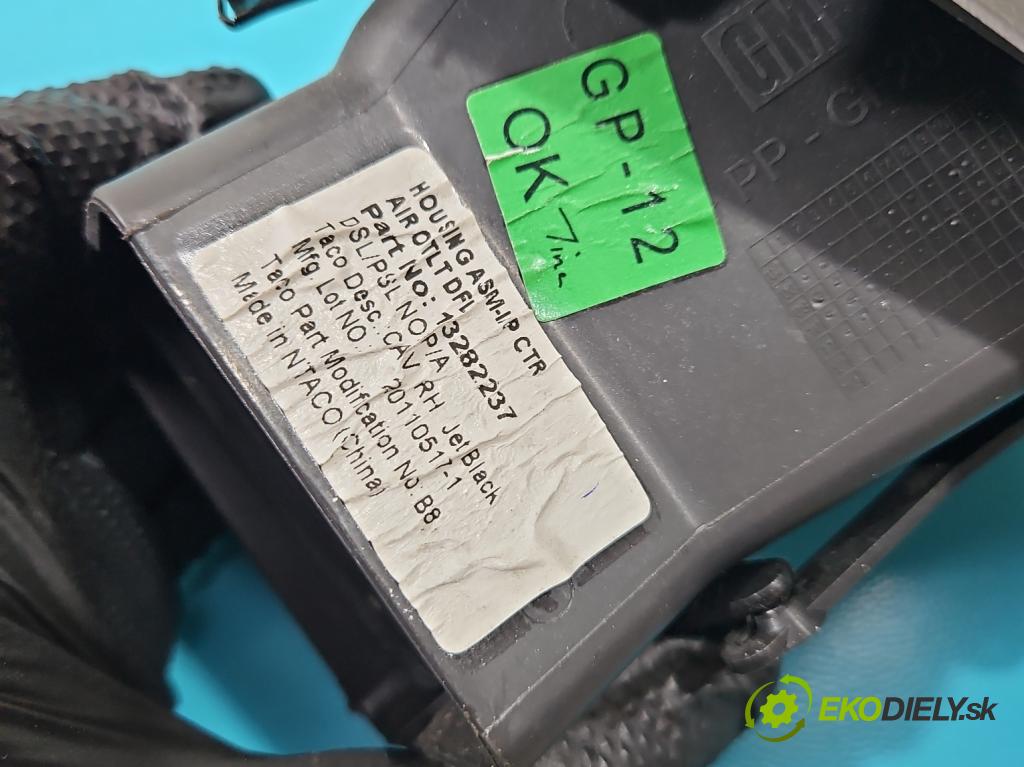 Opel Insignia A 2008-2017 2.0 T 220KM manual 162 kW 1998 cm3 5- Mřížka: kúrenia stredová 13282235 (Mriežky kúrenia (fukáre))