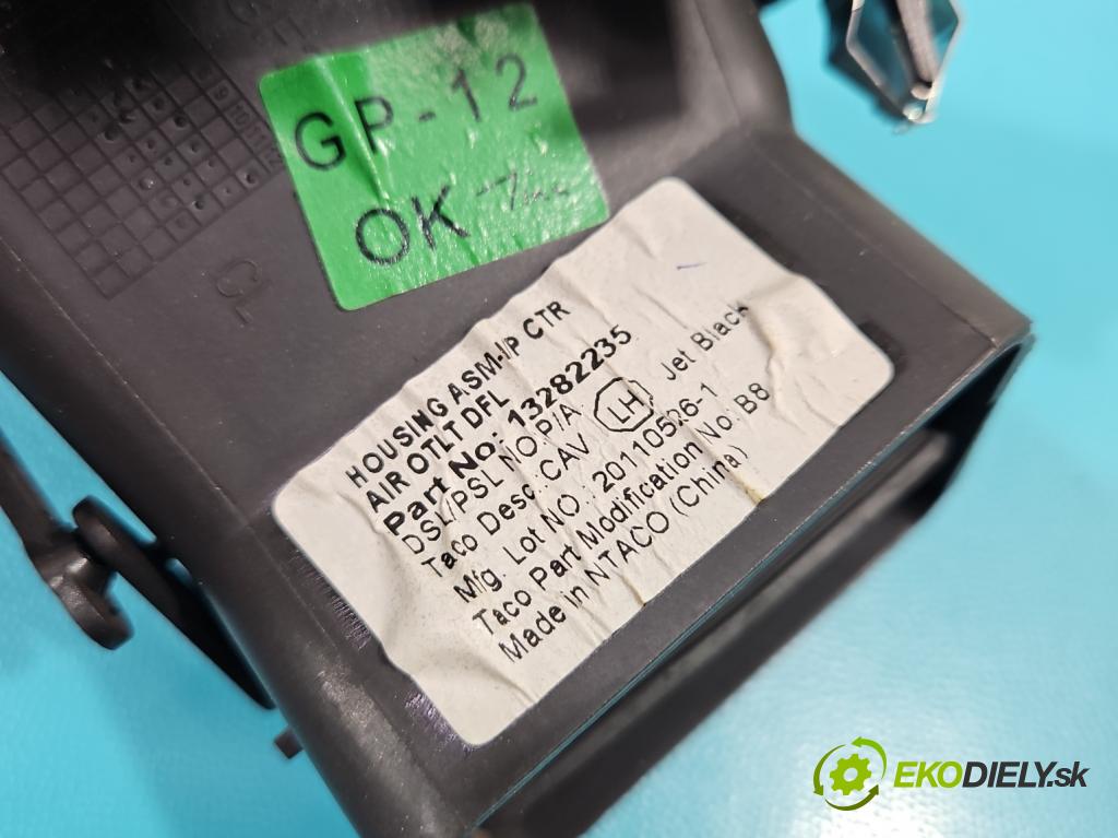 Opel Insignia A 2008-2017 2.0 T 220KM manual 162 kW 1998 cm3 5- Mřížka: kúrenia stredová 13282235 (Mriežky kúrenia (fukáre))