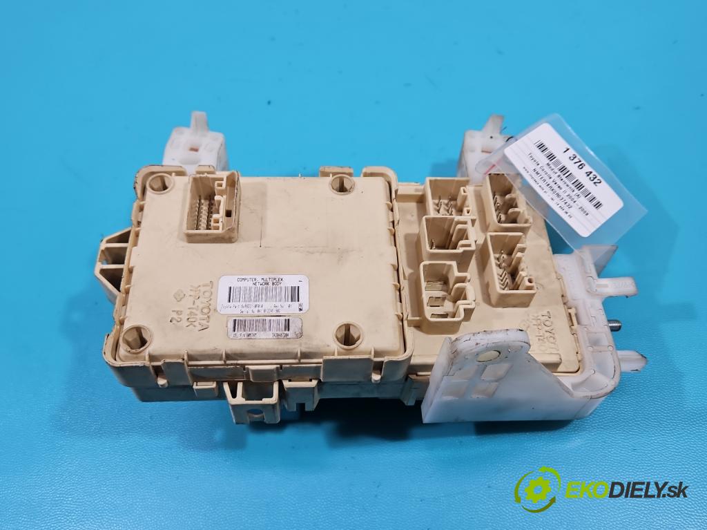 Toyota Corolla Verso II 2004-2009 1.8 VVTI 129 HP automatic 95 kW 1794 cm3 5- skrinka poistka 89221-0F010 (Poistková skrinka)