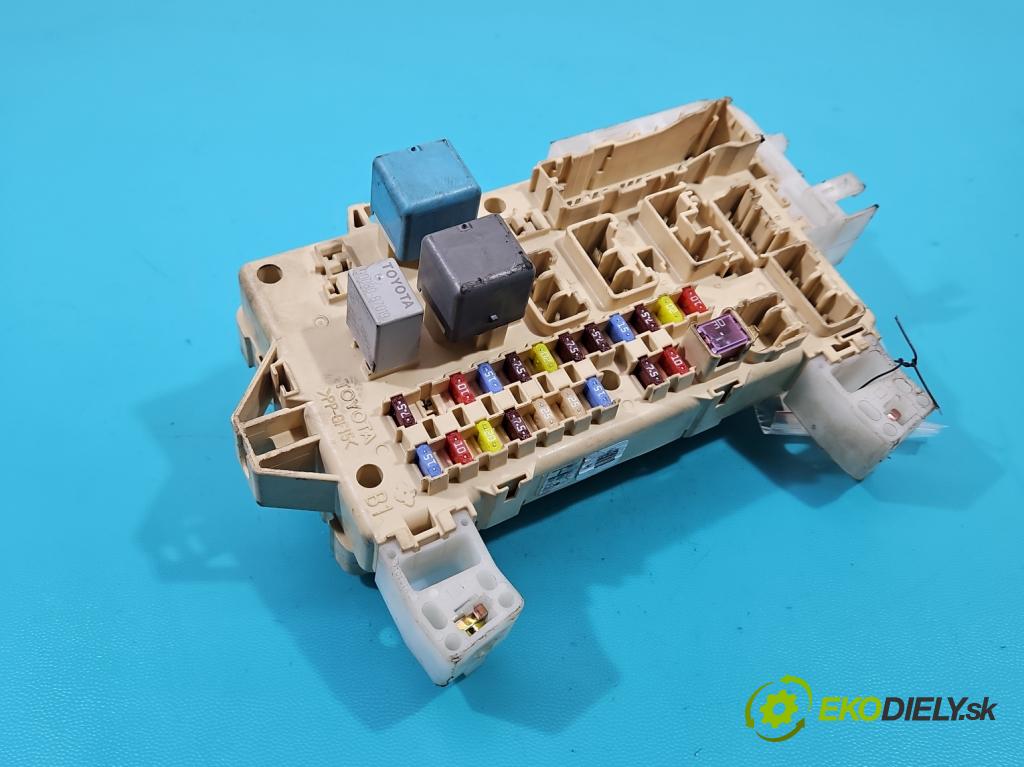 Toyota Corolla Verso II 2004-2009 1.8 VVTI 129 HP automatic 95 kW 1794 cm3 5- skrinka poistka 89221-0F010 (Poistková skrinka)