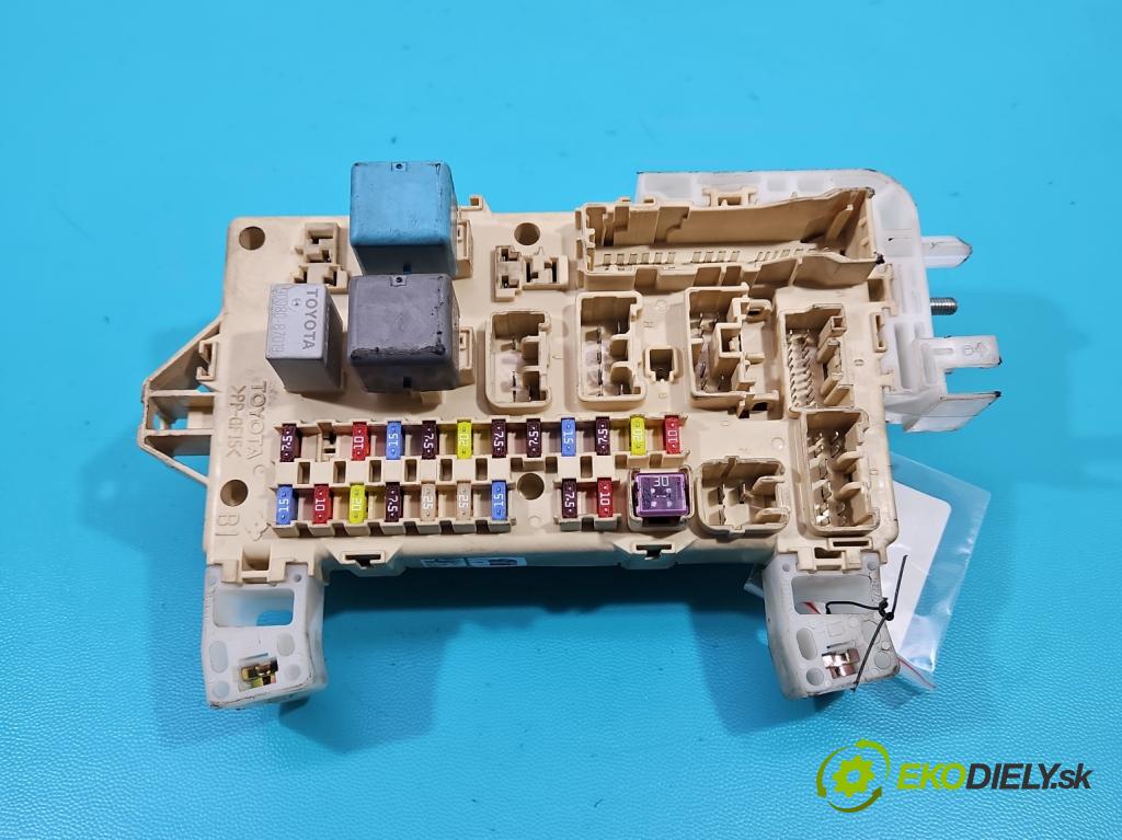 Toyota Corolla Verso II 2004-2009 1.8 VVTI 129 HP automatic 95 kW 1794 cm3 5- skrinka poistka 89221-0F010 (Poistková skrinka)