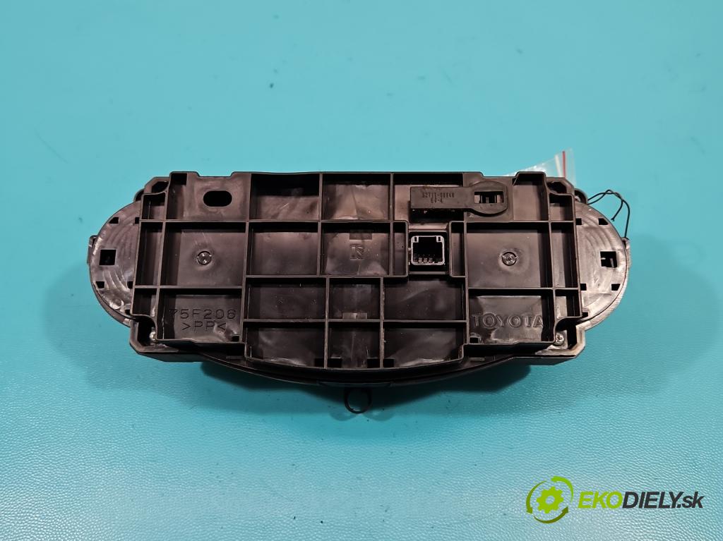 Toyota Yaris III 2011-2020 1.5 VVTi 111KM manual 82 kW 1496 cm3 5- panel kúrenia 75F206