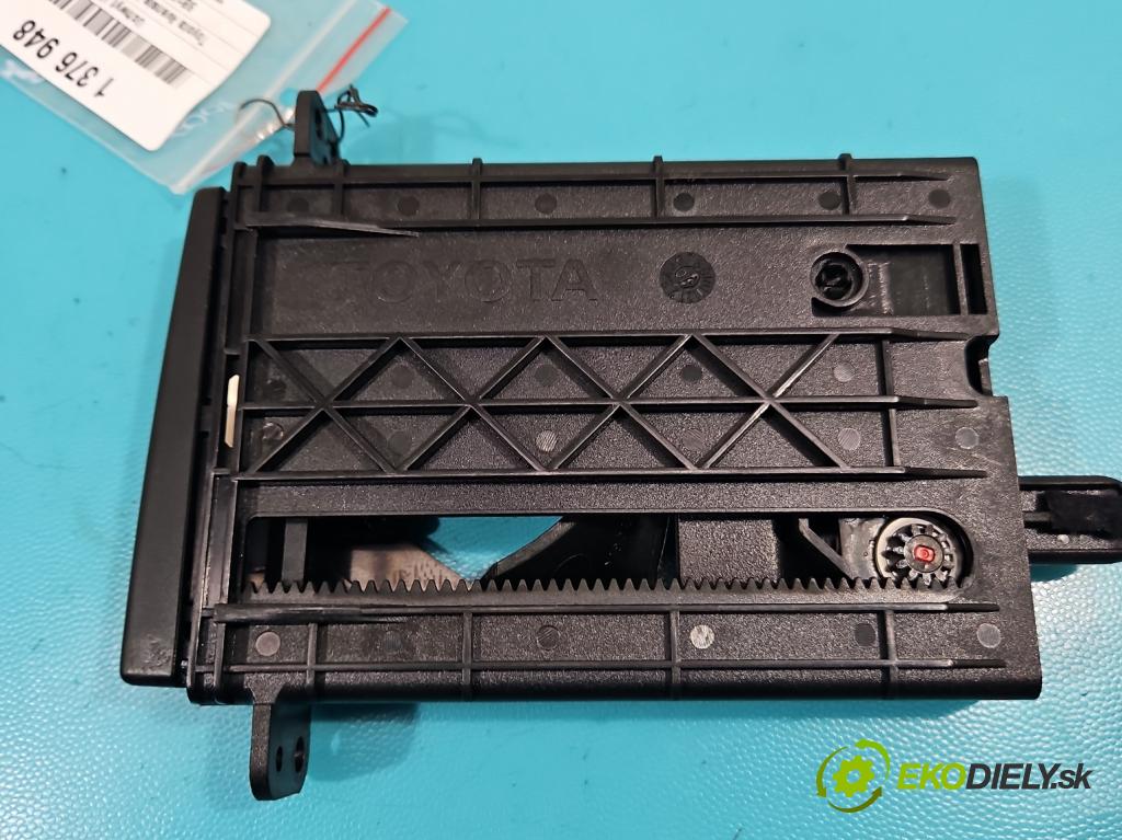 Toyota Avensis II T25 2003-2008 2.0 D4D 126 HP manual 93 kW 1998 cm3 5- Rukojeť: na nápoje:  (Úchyty, držiaky na nápoje)