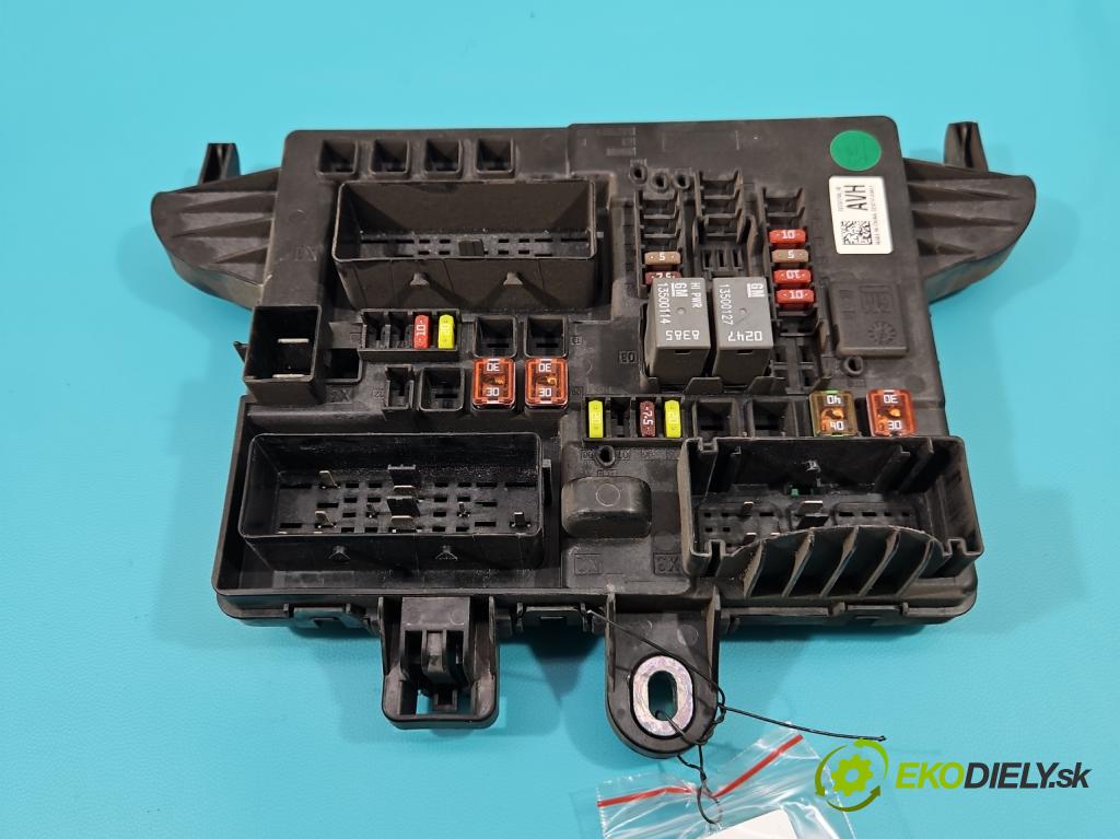 Opel Insignia A 2008-2017 2.0 T 220KM manual 162 kW 1998 cm3 5- skříňka pojistková 22737766 (Pojistkové skříňky)