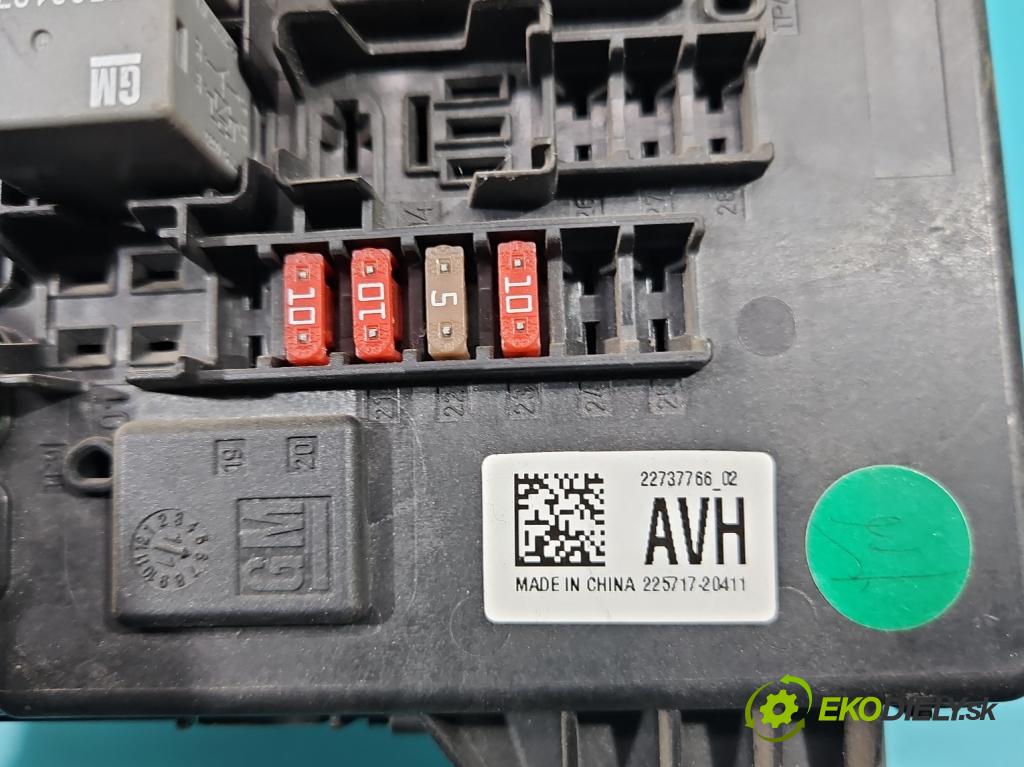 Opel Insignia A 2008-2017 2.0 T 220KM manual 162 kW 1998 cm3 5- skříňka pojistková 22737766 (Pojistkové skříňky)