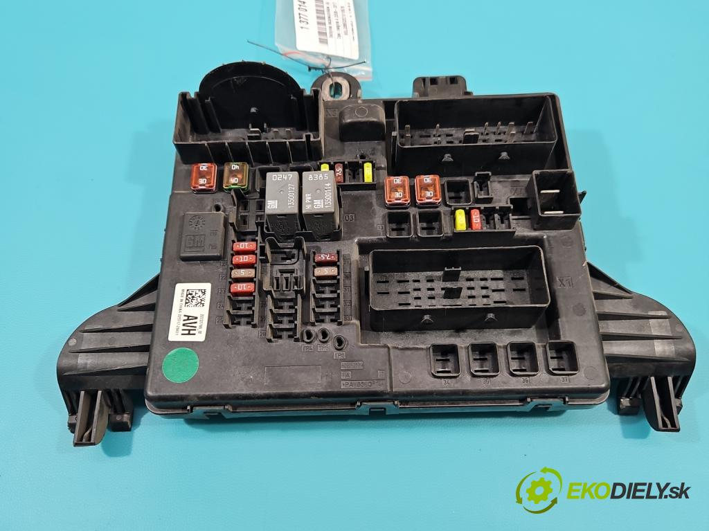 Opel Insignia A 2008-2017 2.0 T 220KM manual 162 kW 1998 cm3 5- skříňka pojistková 22737766 (Pojistkové skříňky)