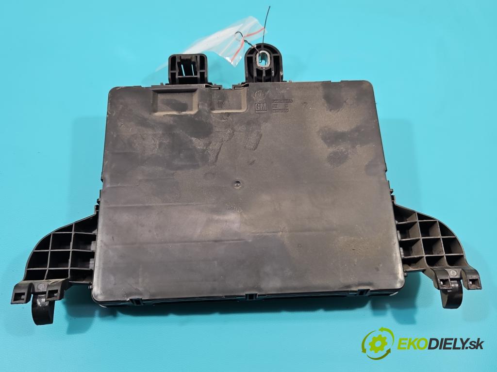 Opel Insignia A 2008-2017 2.0 T 220KM manual 162 kW 1998 cm3 5- skříňka pojistková 22737766 (Pojistkové skříňky)