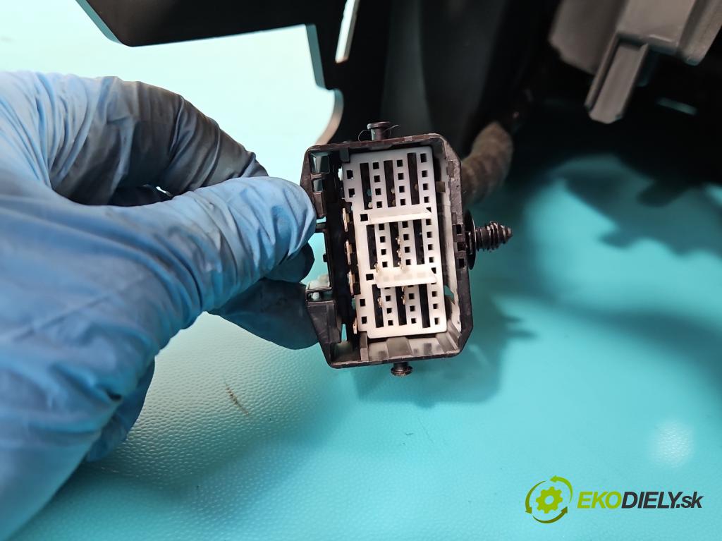 Ford Focus Mk3 2010-2018 1.6 16V 125 HP manual 92 kW 1596 cm3 5- operadlo  (Lakťové opierky)