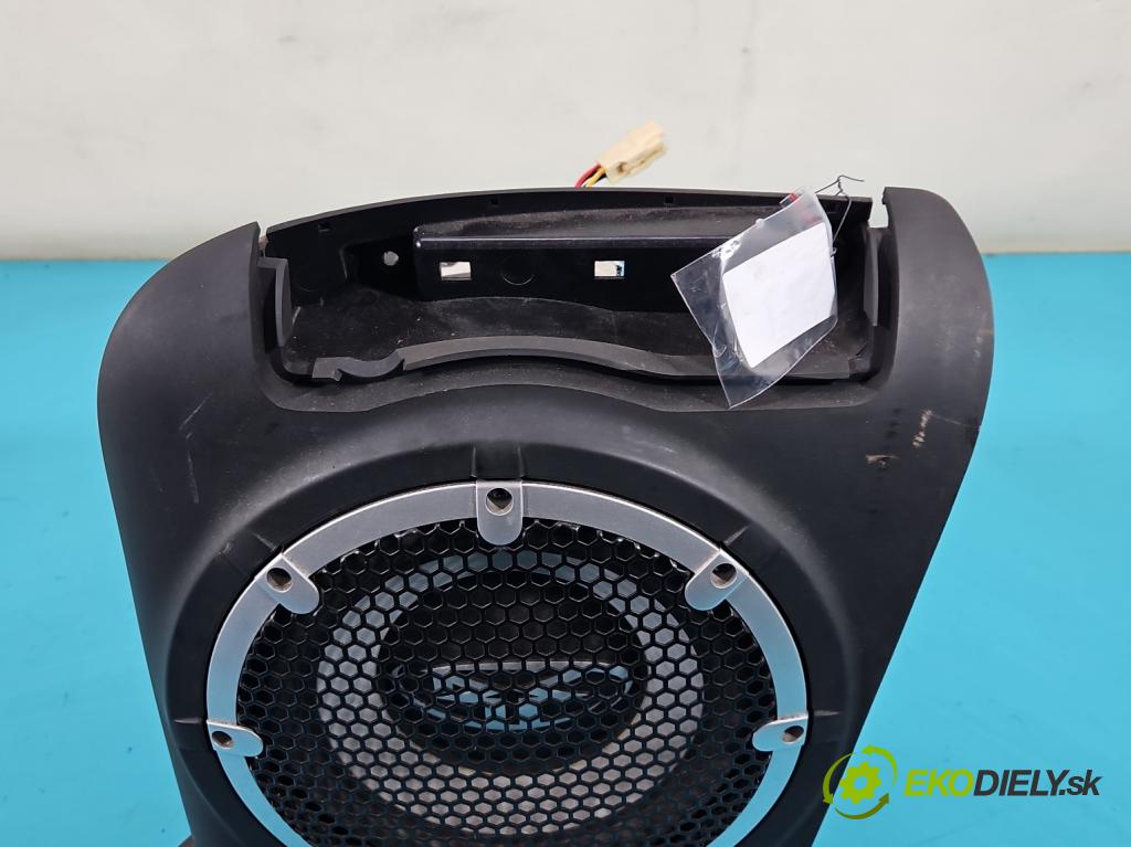 Mitsubishi Outlander II 2006-2013 2.0 DI-D 140 HP manual 103 kW 1968 cm3 5- Subwoofer:  (Audio zariadenia)