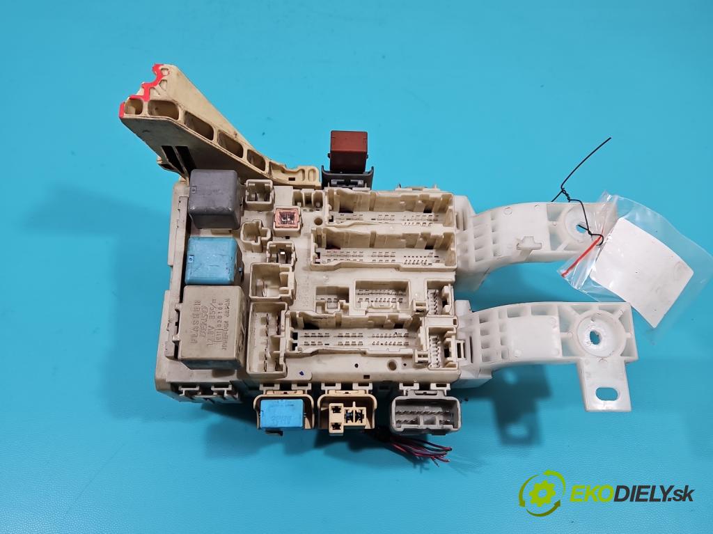 Toyota Yaris II 2005-2011 1.0 vvti 69KM manual 51 kW 998 cm3 5- skříňka pojistková  (Pojistkové skříňky)