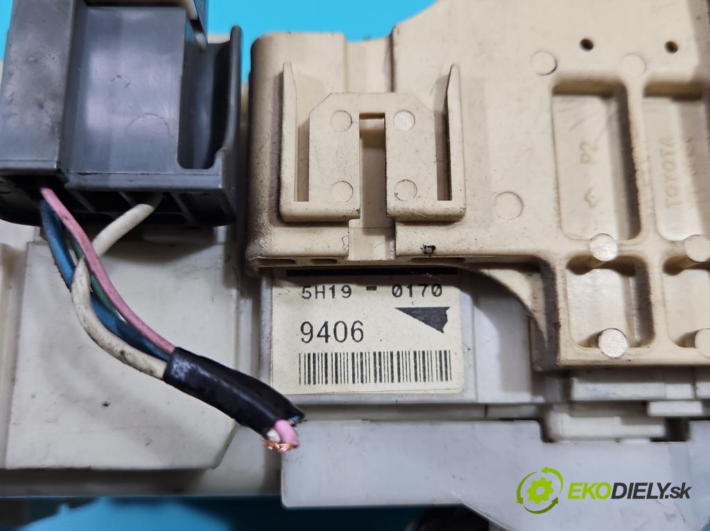 Toyota Yaris II 2005-2011 1.0 vvti 69KM manual 51 kW 998 cm3 5- skříňka pojistková  (Pojistkové skříňky)