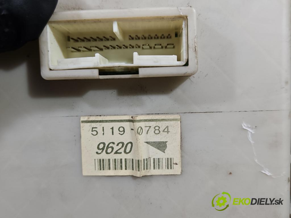 Toyota Yaris II 2005-2011 1.0 vvti 69KM manual 51 kW 998 cm3 5- skříňka pojistková  (Pojistkové skříňky)