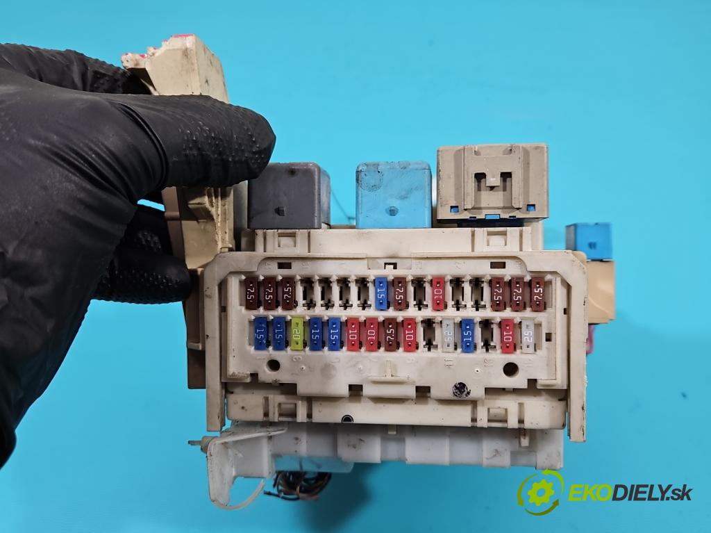 Toyota Yaris II 2005-2011 1.0 vvti 69KM manual 51 kW 998 cm3 5- skříňka pojistková  (Pojistkové skříňky)