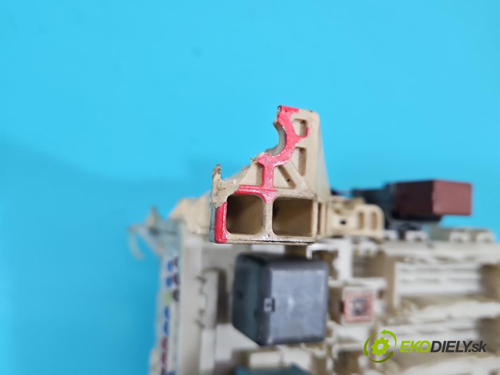 Toyota Yaris II 2005-2011 1.0 vvti 69KM manual 51 kW 998 cm3 5- skříňka pojistková  (Pojistkové skříňky)