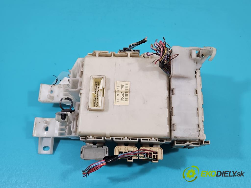 Toyota Yaris II 2005-2011 1.0 vvti 69KM manual 51 kW 998 cm3 5- skříňka pojistková  (Pojistkové skříňky)