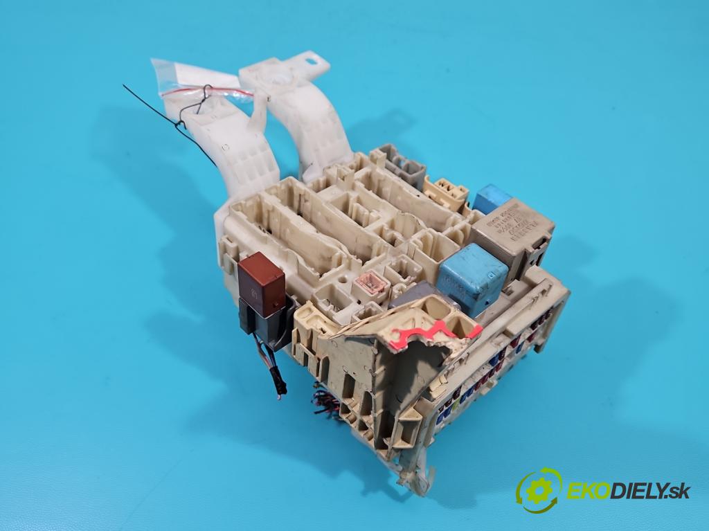 Toyota Yaris II 2005-2011 1.0 vvti 69KM manual 51 kW 998 cm3 5- skříňka pojistková  (Pojistkové skříňky)