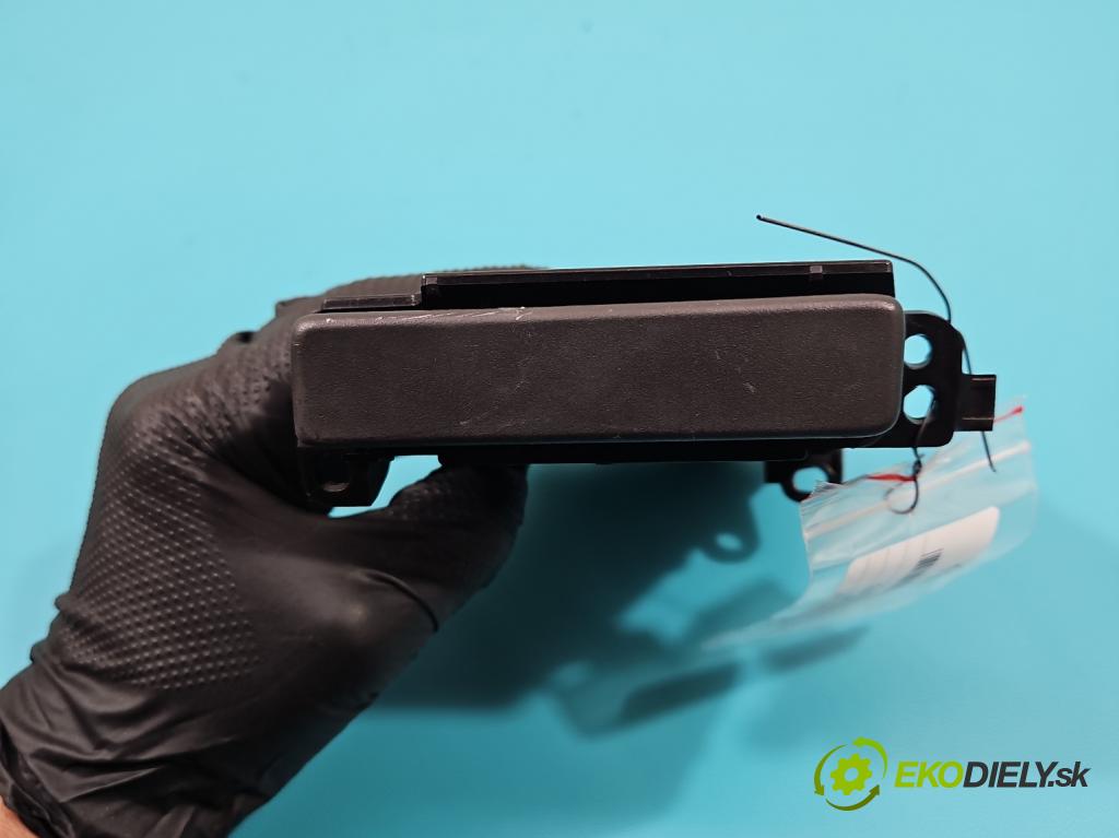 Toyota Auris I 2006-2013 1.6 vvti 124hp manual 91 kW 1598 cm3 5- Rukojeť: na nápoje:  (Úchyty, držiaky na nápoje)