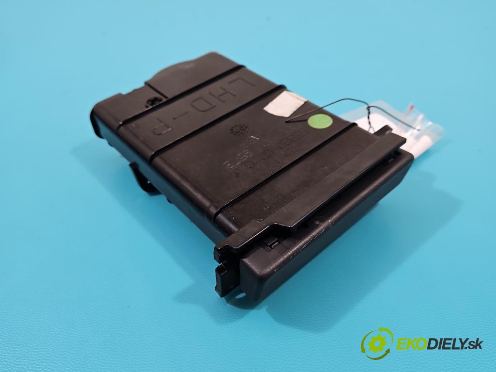 Toyota Auris I 2006-2013 1.6 vvti 124hp manual 91 kW 1598 cm3 5- Rukojeť: na nápoje:  (Úchyty, držiaky na nápoje)