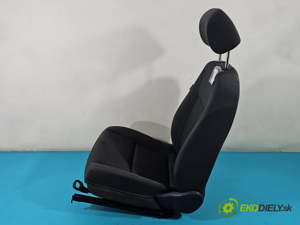 Vw Golf plus 1.9 tdi 105 HP manual 77 kW 1896 cm3 5- Sedačka pravý  (Sedačky, sedadlá)