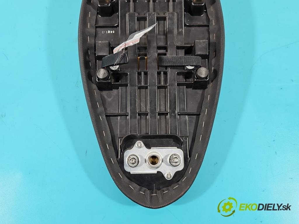 Suzuki SFV650 2009-2016 0.6 V2 72 HP manual 53 kW 645 cm3 2- Sedačka ľavý  (Sedačky, sedadlá)