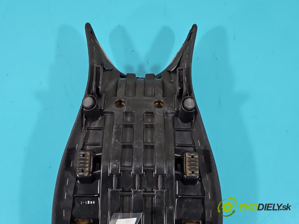 Suzuki SFV650 2009-2016 0.6 V2 72 HP manual 53 kW 645 cm3 2- Sedačka ľavý  (Sedačky, sedadlá)