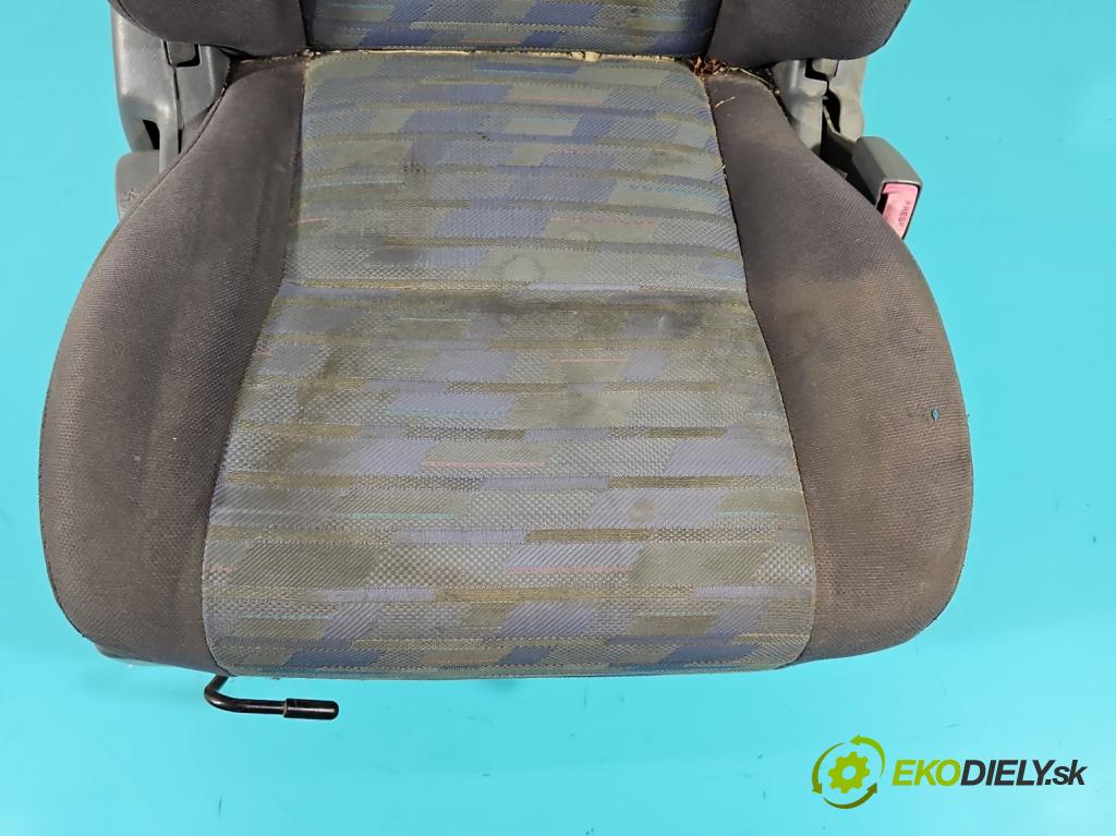 Toyota Rav4 I 1994-2000 2.0 16V 129 HP manual 95 kW 1998 cm3 5- Sedačka pravý  (Sedačky, sedadlá)