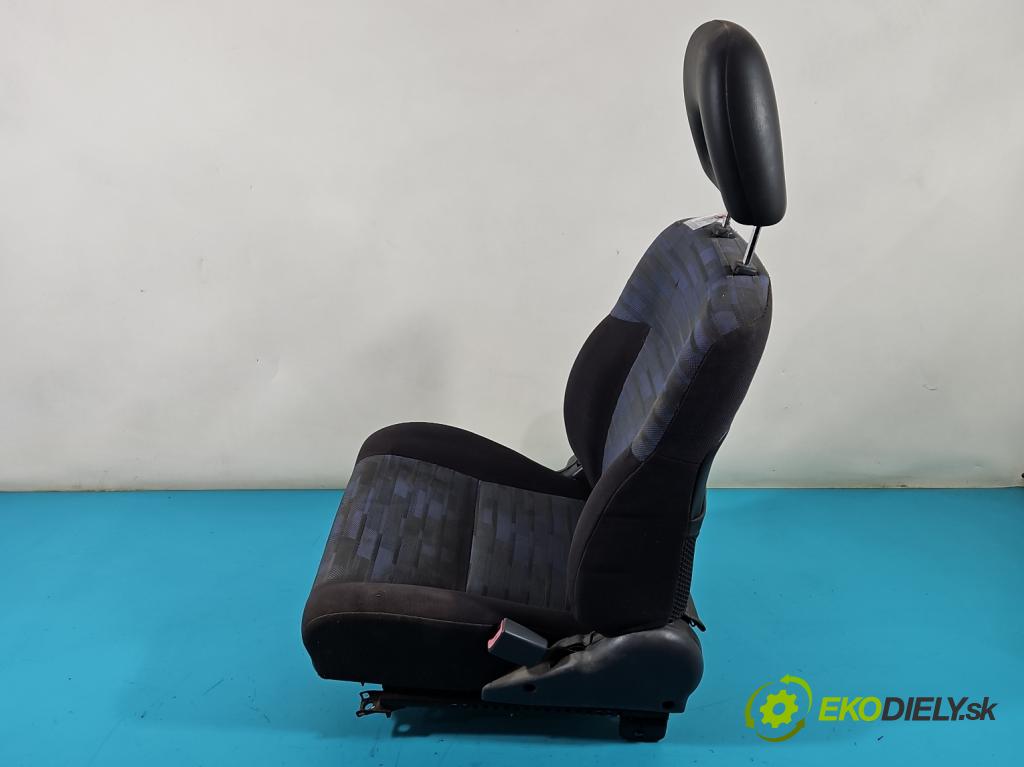 Toyota Rav4 I 1994-2000 2.0 16V 129 HP manual 95 kW 1998 cm3 5- Sedačka pravý  (Sedačky, sedadlá)