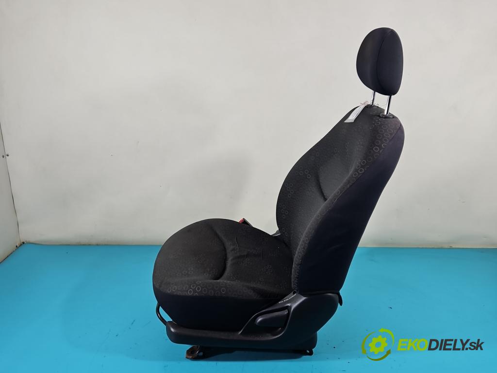 Toyota Yaris I 1999-2005 1.4 D4D 75 HP manual 55 kW 1364 cm3 5- Sedačka ľavý  (Sedačky, sedadlá)