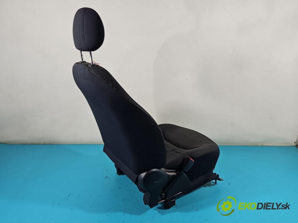 Toyota Yaris I 1999-2005 1.4 D4D 75 HP manual 55 kW 1364 cm3 5- Sedačka ľavý  (Sedačky, sedadlá)