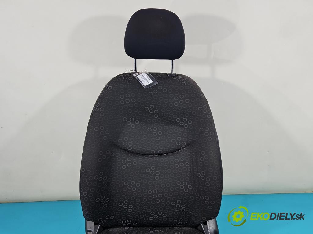 Toyota Yaris I 1999-2005 1.4 D4D 75 HP manual 55 kW 1364 cm3 5- Sedačka ľavý  (Sedačky, sedadlá)