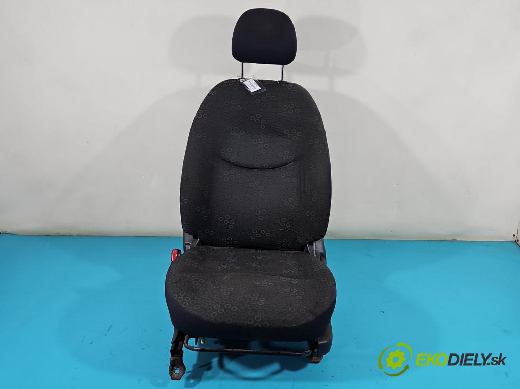 Toyota Yaris I 1999-2005 1.4 D4D 75 HP manual 55 kW 1364 cm3 5- Sedačka ľavý  (Sedačky, sedadlá)