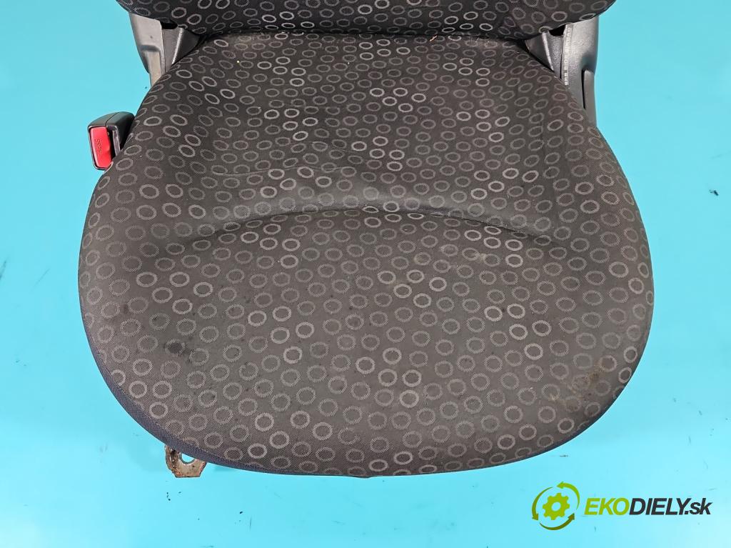 Toyota Yaris I 1999-2005 1.4 D4D 75 HP manual 55 kW 1364 cm3 5- Sedačka ľavý  (Sedačky, sedadlá)