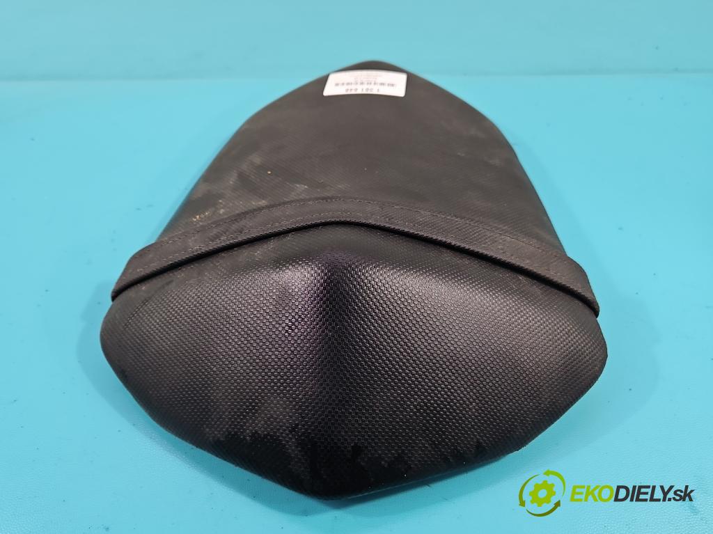 Kawasaki Z750 0.7 manual 25 kW 748 cm3 2- Pohovka: zadné  (Sedačky, sedadlá)