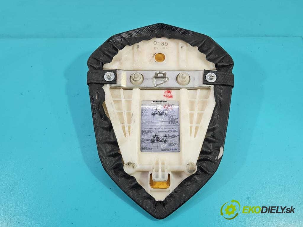 Kawasaki Z750 0.7 manual 25 kW 748 cm3 2- Pohovka: zadné  (Sedačky, sedadlá)
