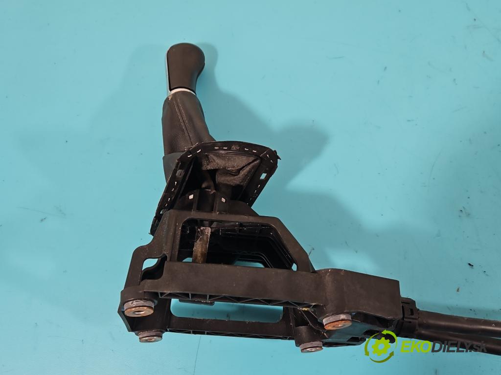 Toyota Avensis II T25 2003-2008 2.0 D4D 116 HP manual 85 kW 1995 cm3 5- Páka: Změny: stupeň,rýchlosť  (Rýchlostné páky / kulisy)