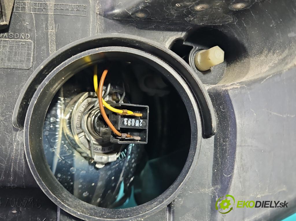 Peugeot 308 I 2007-2013 1.6 hdi 92 HP manual 68 kW 1560 cm3 5- Reflektor: pravý  (Pravé)