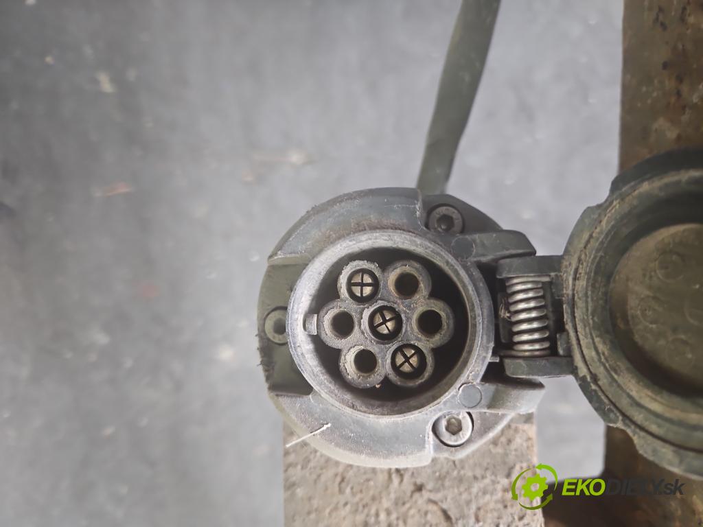 Peugeot 308 I 2007-2013 1.6 hdi 92 HP manual 68 kW 1560 cm3 5- Hák: vlečení:  (Ťažné zariadenia)