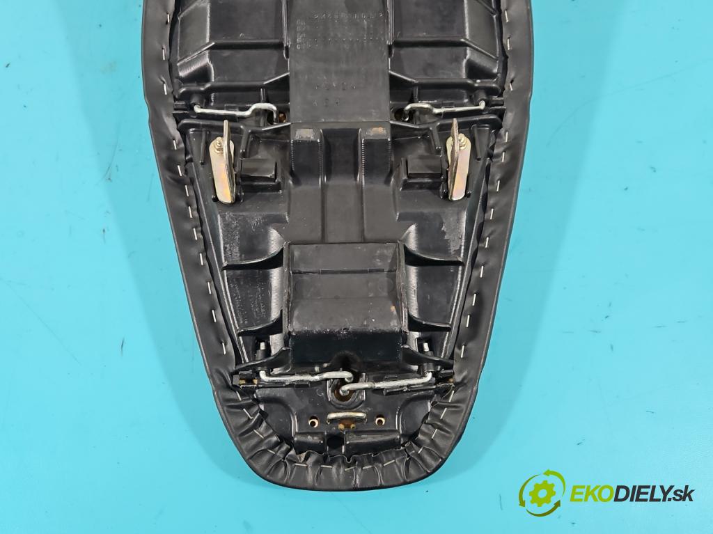 Honda CB600 Hornet 1998-2003 0.6 95 HP manual 70 kW 600 cm3 2- Sedačka ľavý  (Sedačky, sedadlá)